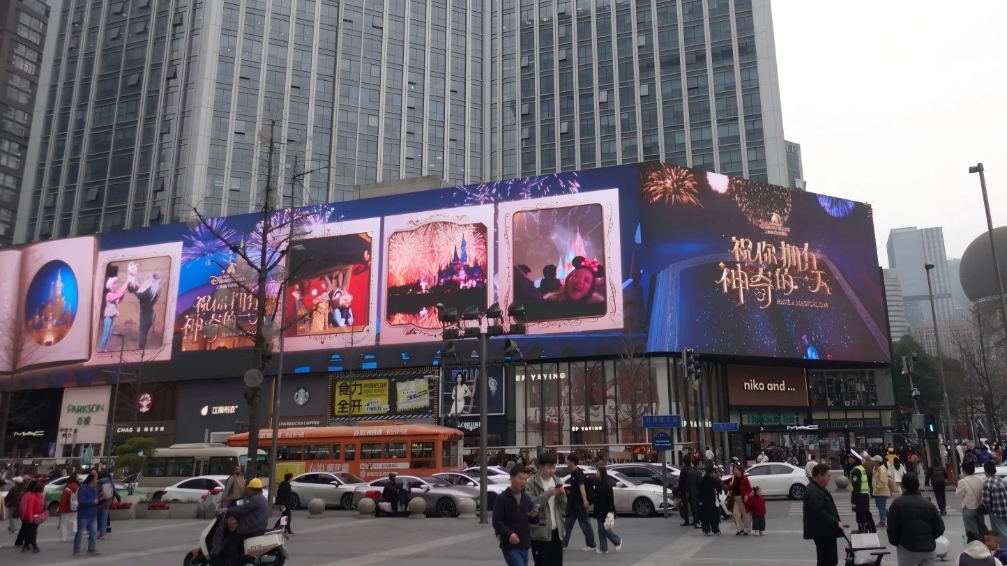 Outdoor Naked-Eye Displays Outdoor Naked-Eye Displays