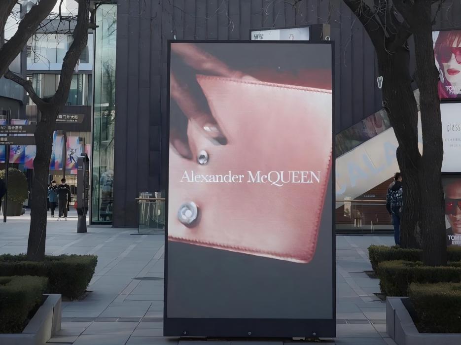 The color needs to be bright and clear: Rich color reproduction and wide color gamut can truly show the rich color details of the advertising content, make the brand image more vivid, and enhance the visual effect and communication effect of the