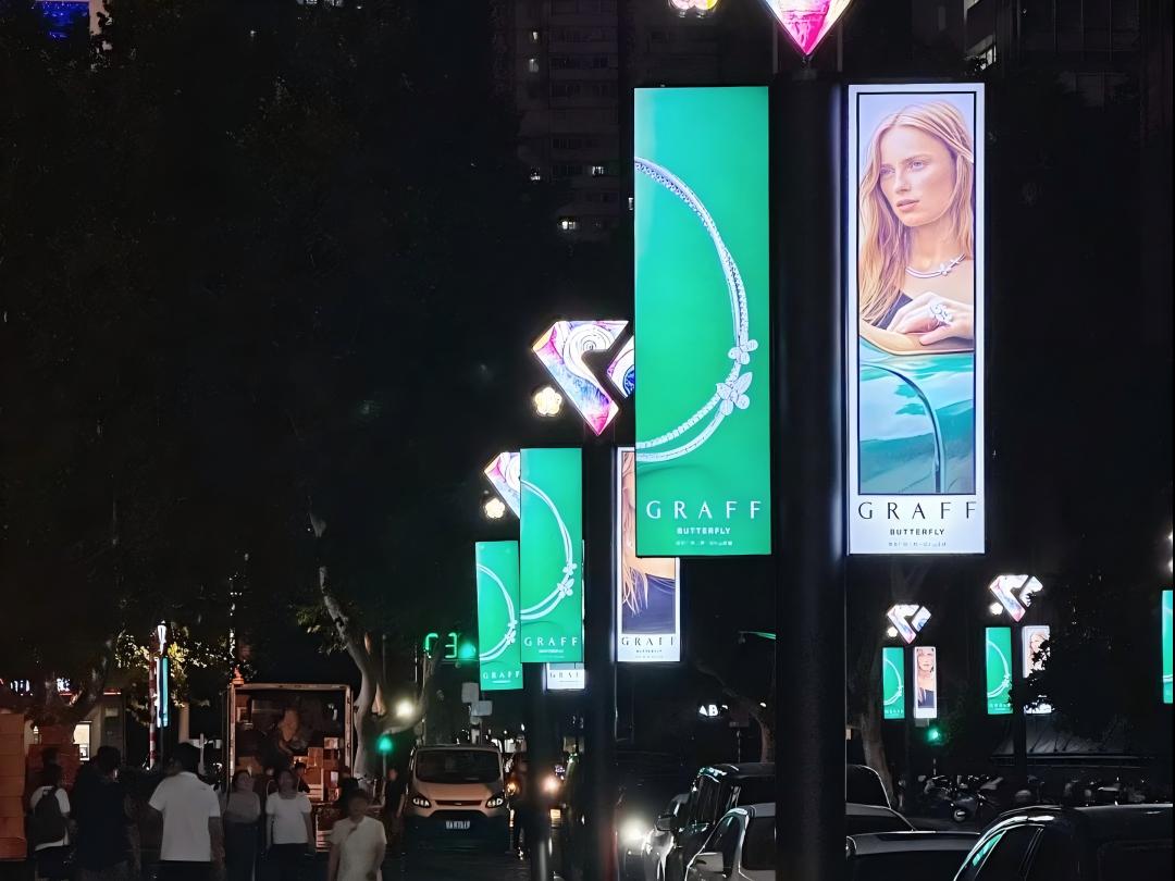 The color needs to be bright and clear: Rich color reproduction and wide color gamut can truly show the rich color details of the advertising content, make the brand image more vivid, and enhance the visual effect and communication effect of the