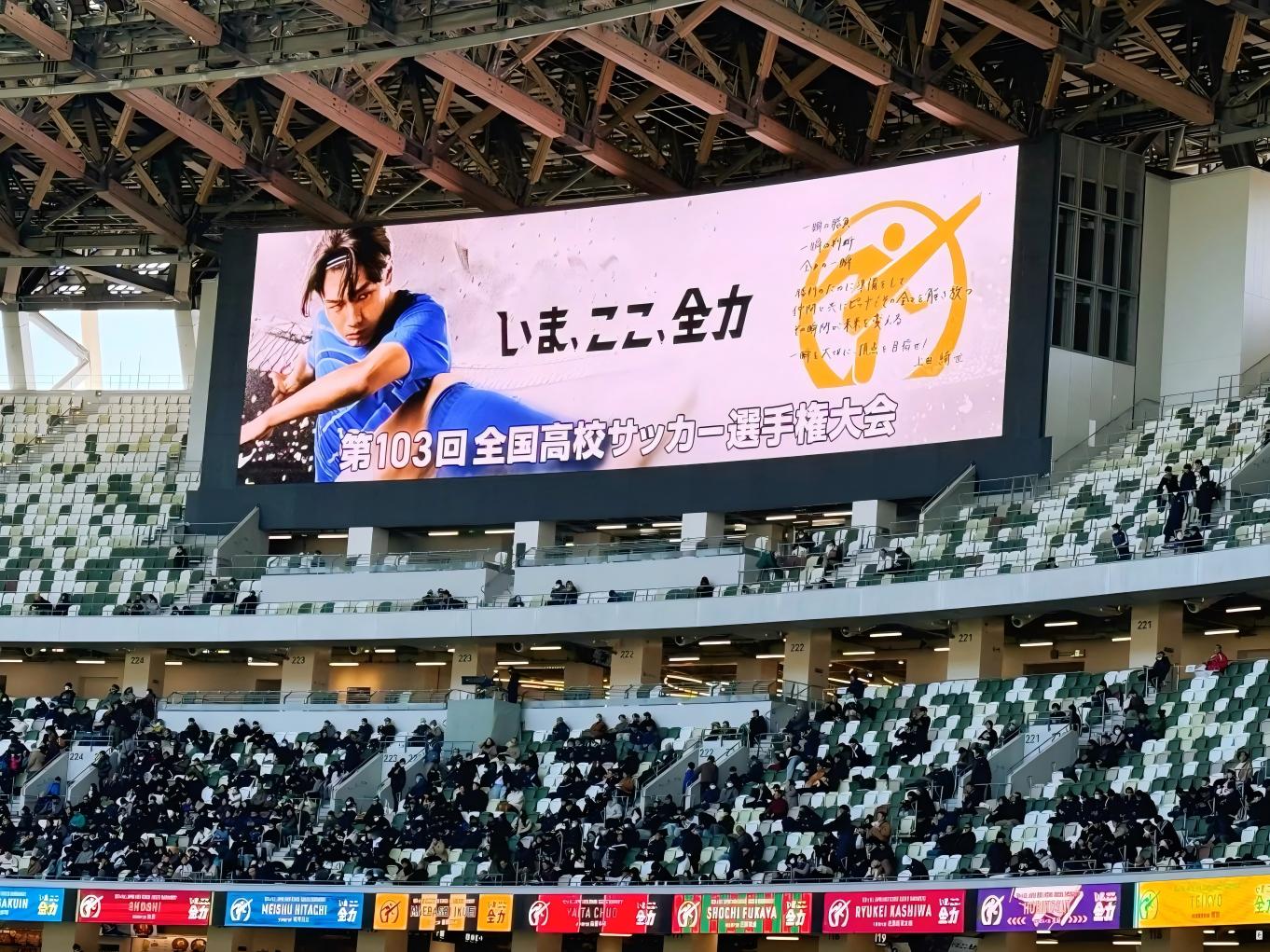 4. Maximize the visible range: By reasonably arranging the display screen or selecting a display screen with a suitable curvature and wide viewing angle, the visible range of the advertisement can be expanded to ensure that more viewers can see the advertisement in different locations and increase the advertising exposure rate. 4. Maximize the visible range: By reasonably arranging the display screen or selecting a display screen with a suitable curvature and wide viewing angle, the visible range of the advertisement can be expanded to ensure that more viewers can see the advertisement in different locations and increase the advertising exposure rate.