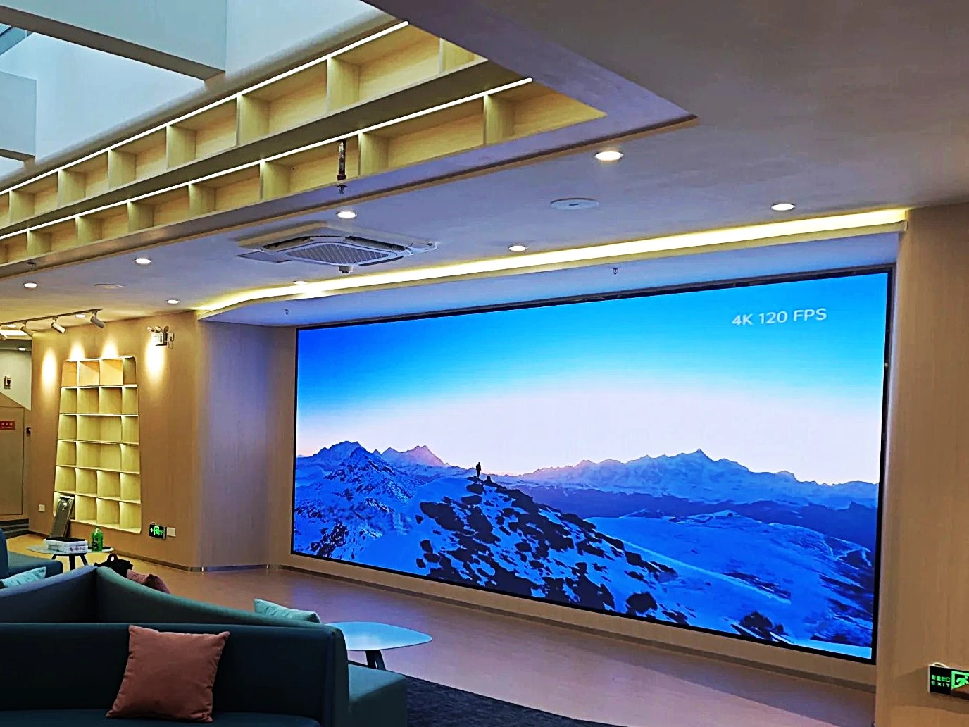  Improve the grade of the corporate lobby: The transparent screen has high transparency and can maintain the openness and lighting effect of the lobby space; the unique shape of the curved screen can add a sense of technology and futurism to the lobby; the special-shaped screen can be customized according to the specific space and design requirements of the corporate lobby, becoming the visual focus of the entire space.