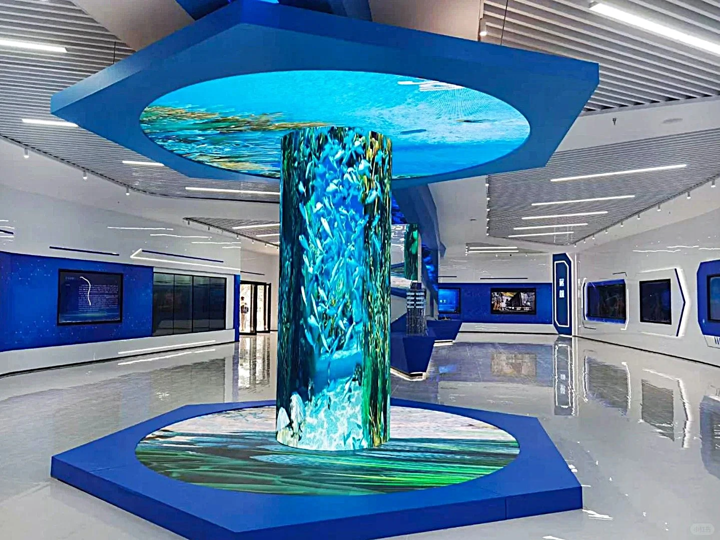 There are many advantages to using LED large screens in corporate exhibition halls. First of all, LED large screens have excellent display effects, rich and realistic colors, and can present clear and bright pictures. Whether it is showing product details or playing corporate image promotional videos, it can attract the audience's attention. Secondly, its viewing angle is wide, and the color and brightness of the picture do not change much when viewed from different angles, ensuring that the audience can see good display content at all positions in the exhibition hall. Furthermore, LED large screens are energy-saving and environmentally friendly, with lower energy consumption than traditional display devices, which is in line with the company's sustainable development concept. In addition, it also has good durability and long service life, reducing the company's replacement costs and maintenance workload. At the same time, LED large screens have a variety of specifications, and you can choose products of appropriate size and model according to the specific needs and space size of the company's exhibition hall.
