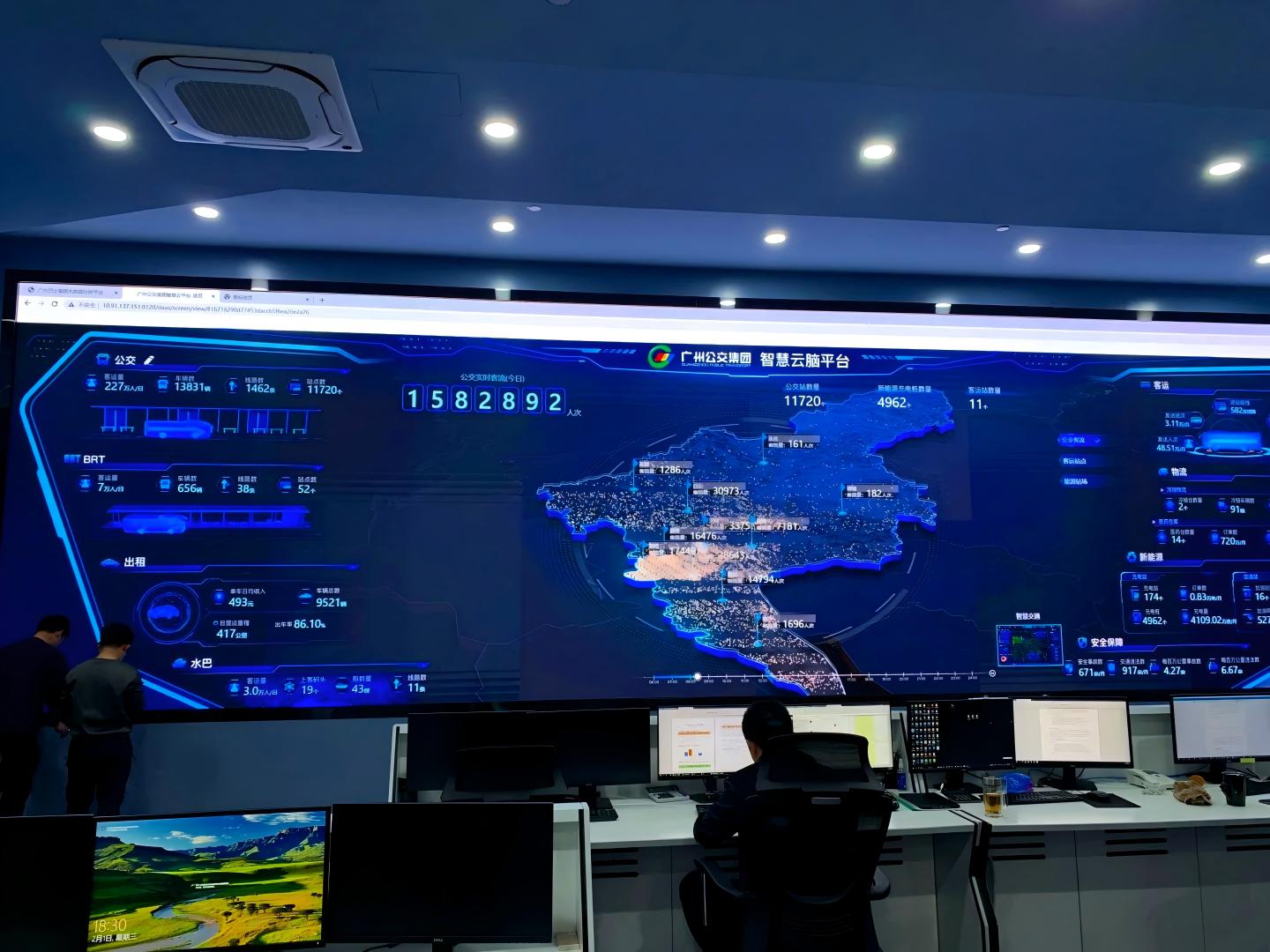 Multi-source information integration function: In order to better integrate multi-source information, the LED display screen should have functions such as multi-screen segmentation and picture-in-picture. The monitoring screens, data information, etc. of different areas can be displayed on one screen at the same time, which is convenient for the staff to control and compare and analyze the whole.