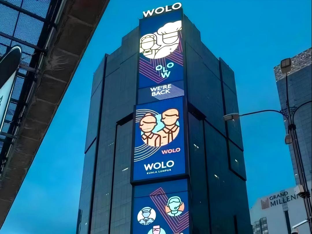 A: From the perspective of publicity and promotion, the LED large screen has bright colors and clear pictures. It can display information such as hotel special services, food, activities, etc., attract the attention of passers-by, effectively enhance the hotel's popularity and brand image, and attract more potential customers. In terms of information transmission, it can update the content in real time, conveniently convey important notices, weather conditions, traffic information, etc. to guests, and ensure that the information is timely and accurate. For the creation of the internal atmosphere of the hotel, the LED large screen can play videos and pictures of various styles, such as beautiful scenery, art paintings, etc., to create a comfortable and elegant atmosphere, so that guests can feel happy and relaxed. Moreover, the LED large screen is energy-saving and environmentally friendly. Compared with traditional display equipment, it has lower energy consumption and is in line with the concept of green operation of the hotel. At the same time, it has a long service life and low maintenance cost, which provides a guarantee for the long-term and stable use of the hotel, and helps to improve the overall operational efficiency and competitiveness of the hotel.