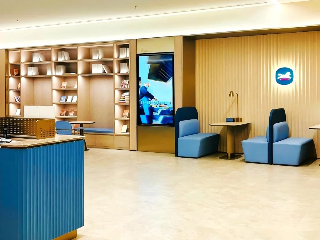 A: In terms of appearance, its high-definition and colorful display effect can instantly attract the attention of passers-by, making the hotel stand out among many buildings and showing a modern and fashionable image. For example, in the hotel lobby, welcome words and special service introductions can be played, so that guests can feel caring and professional as soon as they enter. Local tourism information and food recommendations can also be displayed to provide convenience for tourists and highlight the hotel's service awareness. At night, gorgeous dynamic pictures or light shows will add to the charm and vitality of the hotel, leaving a deep impression on guests, and comprehensively enhance the overall image and attractiveness of the hotel from the perspectives of vision and information transmission. A: In terms of appearance, its high-definition and colorful display effect can instantly attract the attention of passers-by, making the hotel stand out among many buildings and showing a modern and fashionable image. For example, in the hotel lobby, welcome words and special service introductions can be played, so that guests can feel caring and professional as soon as they enter. Local tourism information and food recommendations can also be displayed to provide convenience for tourists and highlight the hotel's service awareness. At night, gorgeous dynamic pictures or light shows will add to the charm and vitality of the hotel, leaving a deep impression on guests, and comprehensively enhance the overall image and attractiveness of the hotel from the perspectives of vision and information transmission.
