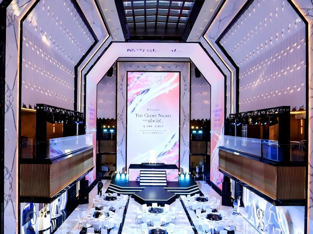 4.? Hotel guest rooms: Install small LED screens to provide convenient service instructions such as ordering meals and laundry, play soothing music or city scenery films, and help guests relax.