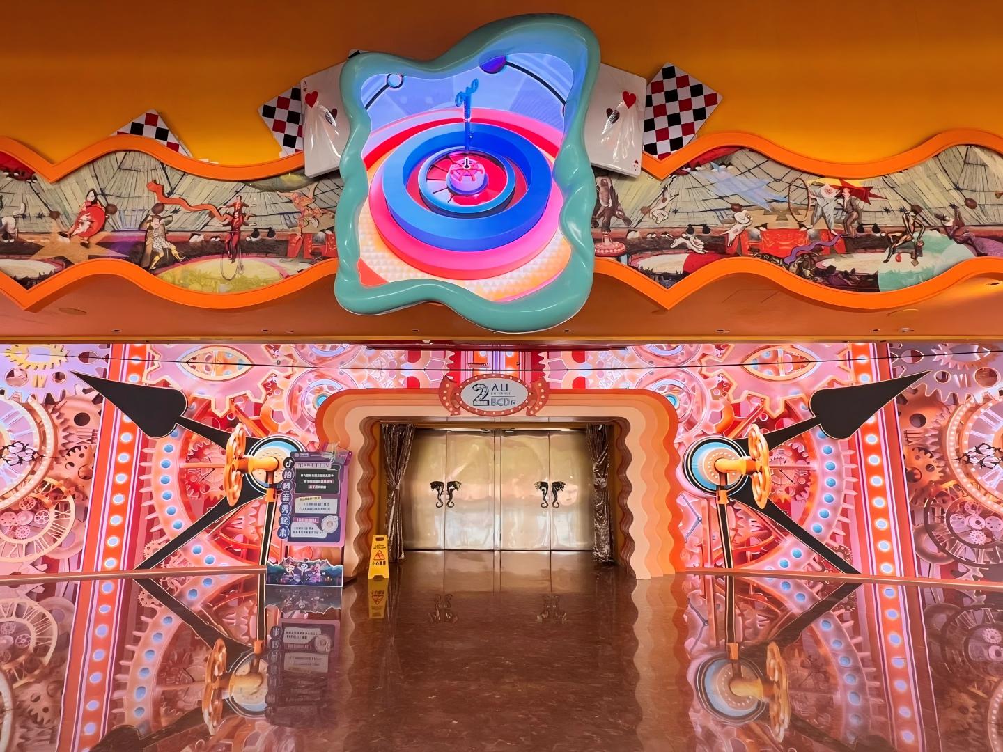 , so that tourists can obtain the required information in time, arrange the tour route and time reasonably, avoid unnecessary waiting and confusion, and improve the operation efficiency and tourist satisfaction of the theme park.