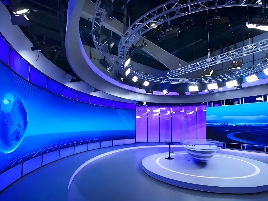 A: The advantages of using LED large screens in studios are obvious. They have clear pictures and bright colors, can present realistic images and videos, and add color to programs. They can switch pictures flexibly to meet the needs of different programs. They have high resolution, high contrast, wide color gamut and other characteristics to improve program quality. They can also realize interactive functions, such as real-time display of audience comments and voting results, or use somatosensory technology to allow audiences to participate in interactive games to enhance audience participation. In addition, LED large screens have strong stability and can run stably for a long time, ensuring the smooth recording and broadcasting of programs, showing many advantages in studio applications.
