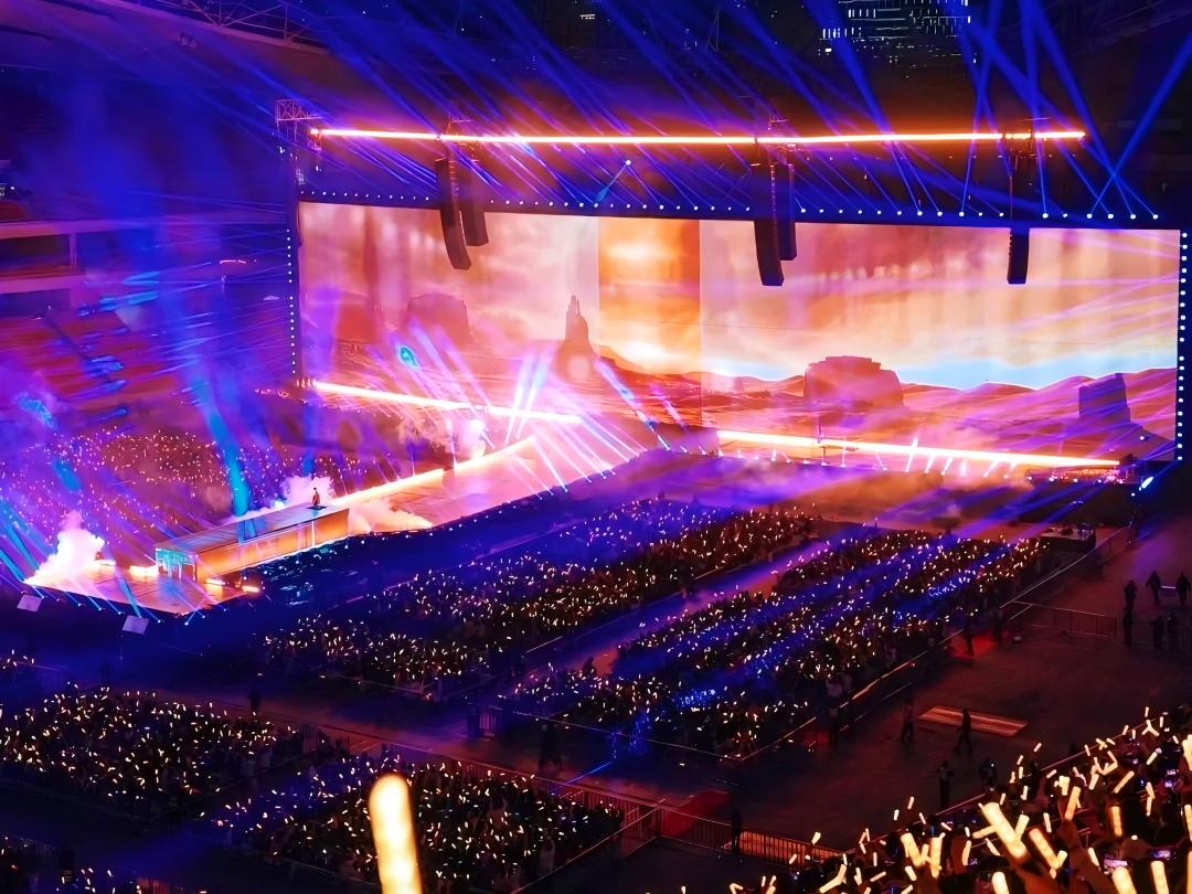 A: In live concerts, the advantages of large LED screens are fully demonstrated. With clear images and bright colors, they can present the performances on stage and background videos in detail, allowing audiences far away to enjoy the beauty of details. Large-size screens can magnify wonderful moments, making the artist's performances, clothing styles, etc. more visually impactful. Some can also present 3D effects, bringing an immersive experience. It can also work with music and lighting to create an atmosphere, integrate with art installations to show creativity, and support real-time interaction and social media sharing, enhancing audience participation and expanding the influence of concerts. A: In live concerts, the advantages of large LED screens are fully demonstrated. With clear images and bright colors, they can present the performances on stage and background videos in detail, allowing audiences far away to enjoy the beauty of details. Large-size screens can magnify wonderful moments, making the artist's performances, clothing styles, etc. more visually impactful. Some can also present 3D effects, bringing an immersive experience. It can also work with music and lighting to create an atmosphere, integrate with art installations to show creativity, and support real-time interaction and social media sharing, enhancing audience participation and expanding the influence of concerts.