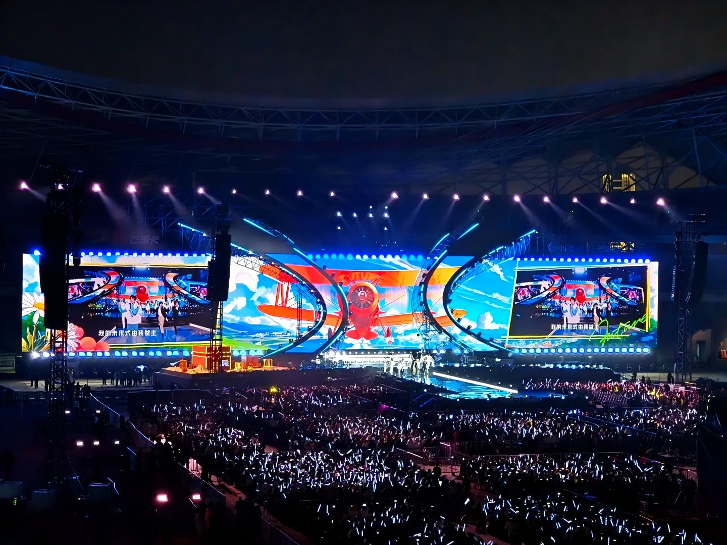 A: LED screens bring many unique highlights to live concerts. They can present stage performances in high definition and bright colors. The large screen size can magnify wonderful moments and immerse audiences from far away. By playing background videos and special effects animations, it creates an atmosphere that matches the song and enhances emotional resonance. It can also work with the lighting system to create dynamic visual effects with the rhythm of the music. In the interactive session, it displays audience feedback to enhance participation. The 3D effect of some LED screens brings an immersive shock. It enriches the stage level, expands the creative space, and makes the concert more vivid and unique.