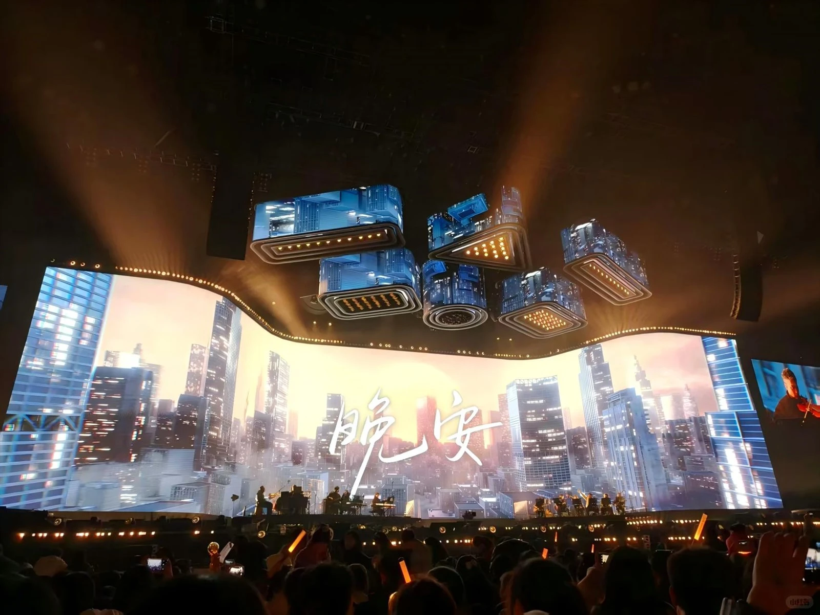 A: To achieve the best viewing effect of the LED display screen at a live concert, many aspects need to cooperate. In terms of location selection, try to be in an area directly in front of the screen and at an appropriate height to avoid obstruction and reflection. The screen settings themselves are critical. Its resolution and color calibration must be accurate, and the contrast and brightness must be adjusted according to the ambient light to ensure clear images and rich colors. When playing content, the video source quality must be high, the encoding and decoding must be adapted, and the projection ratio must be coordinated. At the same time, according to the size of the venue and the distance from the audience, choose the appropriate screen size and viewing distance, supplemented by sound effects and lighting, to present an excellent visual feast.