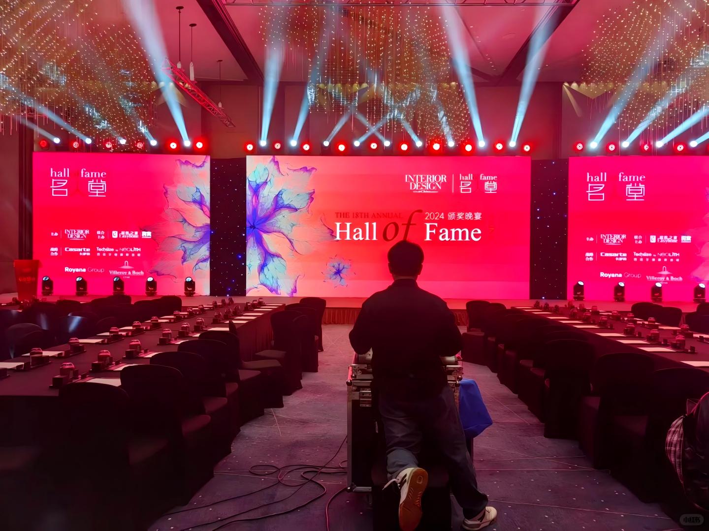 A: The advantages of using LED screens for corporate activities are obvious. Its information display is clear and intuitive, and it can present the theme, agenda, promotional videos, etc. of the event in real time, ensuring that participants obtain comprehensive information. High-definition and bright display effects and diversified display forms, such as naked-eye 3D and interactive experience, can vividly display the corporate culture and brand image, enhance visibility and reputation, and attract the audience's attention. At the same time, LED screens also have interactive functions. Combined with touch, somatosensory recognition, VR, AR and other technologies, it can realize information query, game entertainment and other interactions, create a warm atmosphere, and enhance the experience of participants.